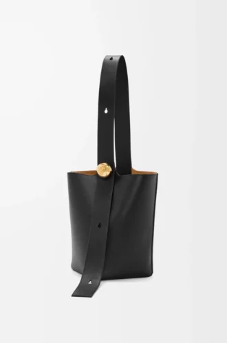 Borsa a secchiello Pebble media in pelle di vitello liscia nera