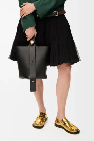Borsa a secchiello Pebble media in pelle di vitello liscia nera