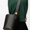Borsa a secchiello Pebble media in pelle di vitello liscia nera Borsa a secchiello Pebble media in pelle di vitello liscia nera