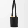 Borsa a secchiello Pebble media in pelle di vitello liscia nera Borsa a secchiello Pebble media in pelle di vitello liscia nera