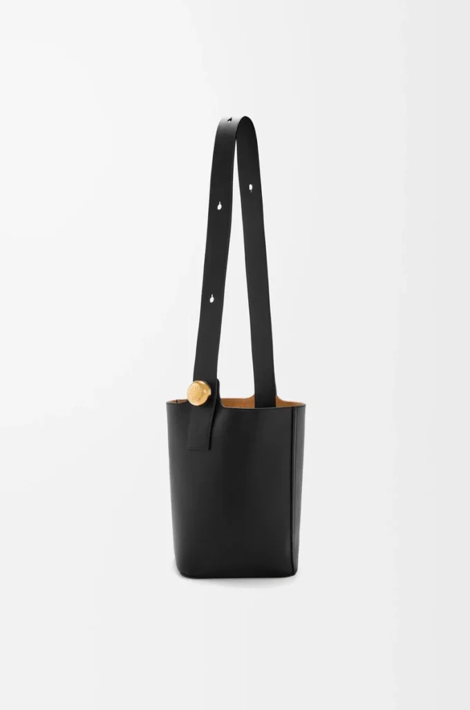 Borsa a secchiello Pebble media in pelle di vitello liscia nera Borsa a secchiello Pebble media in pelle di vitello liscia nera