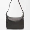 Borsa a tracolla Cubi in morbida pelle di vitello liscia e jacquard grigio scuro Borsa a tracolla Cubi in morbida pelle di vitello liscia e jacquard grigio scuro