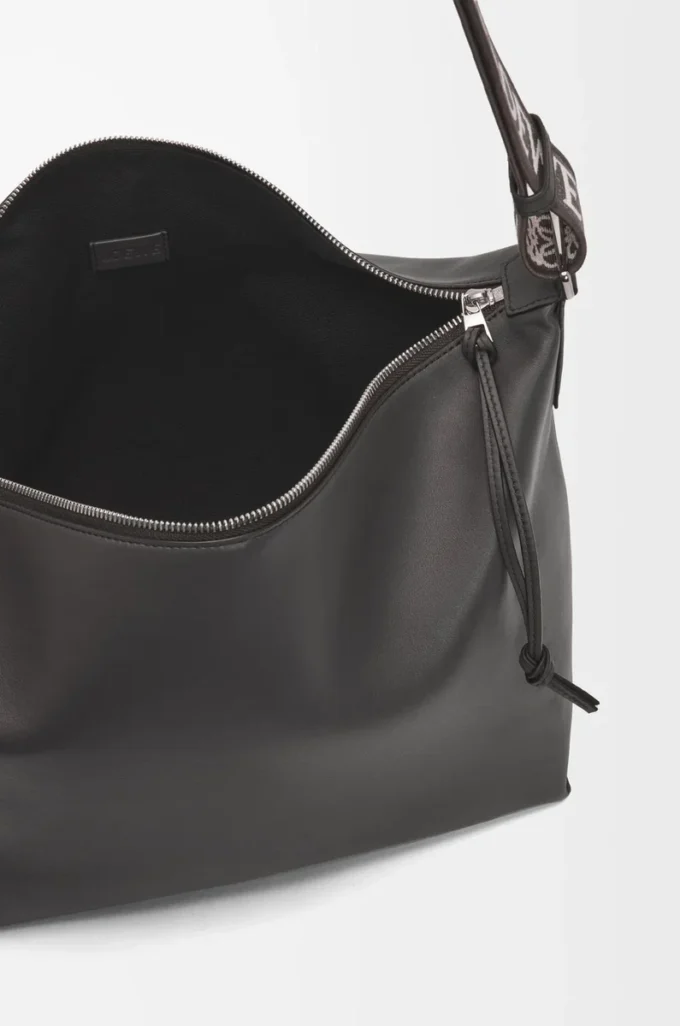 Borsa a tracolla Cubi in morbida pelle di vitello liscia e jacquard grigio scuro Borsa a tracolla Cubi in morbida pelle di vitello liscia e jacquard grigio scuro