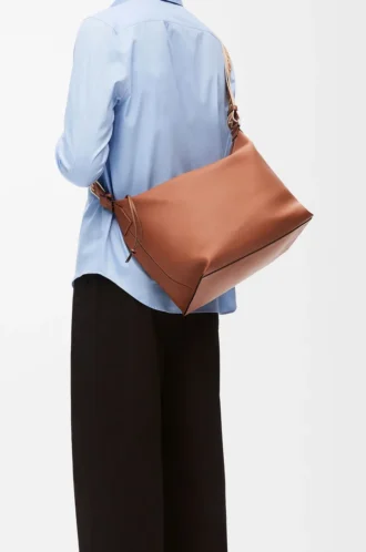 Borsa a tracolla Cubi in morbida pelle di vitello liscia e jacquard marrone chiaro