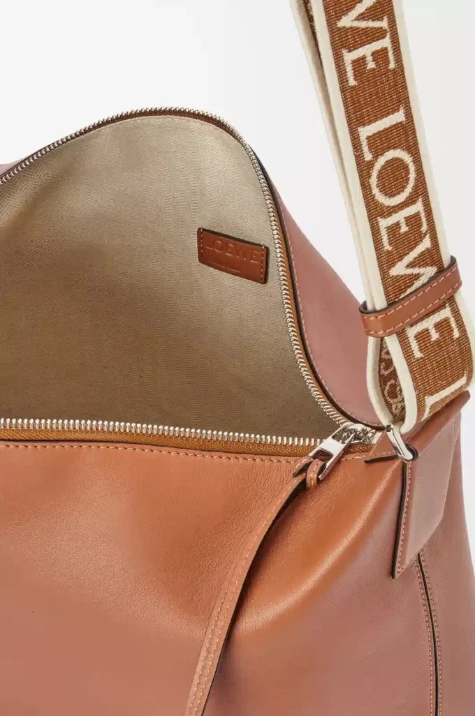 Borsa a tracolla Cubi in morbida pelle di vitello liscia e jacquard marrone chiaro