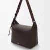 Borsa a tracolla Cubi in morbida pelle di vitello martellata color rosso sangue di bue