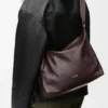Borsa a tracolla Cubi in morbida pelle di vitello martellata color rosso sangue di bue
