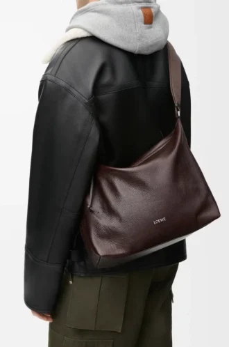 Borsa a tracolla Cubi in morbida pelle di vitello martellata color rosso sangue di bue