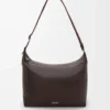 Borsa a tracolla Cubi in morbida pelle di vitello martellata color rosso sangue di bue