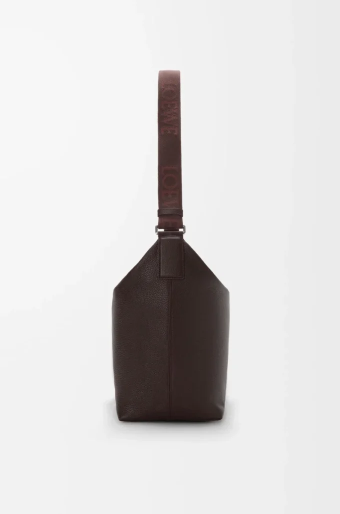 Borsa a tracolla Cubi in morbida pelle di vitello martellata color rosso sangue di bue