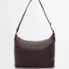 Borsa a tracolla Cubi in morbida pelle di vitello martellata color rosso sangue di bue