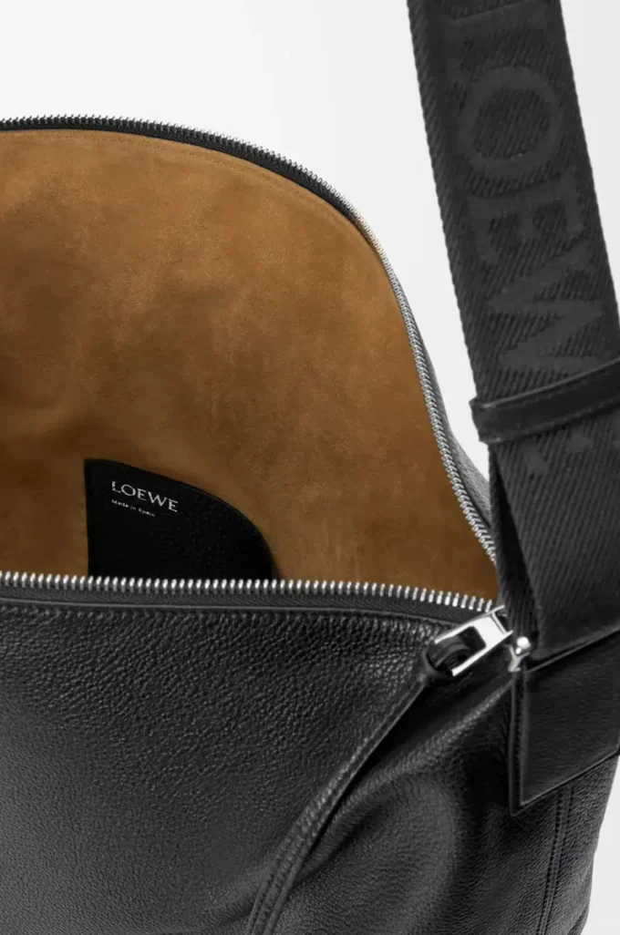 Borsa a tracolla Cubi in morbida pelle di vitello martellata Nero