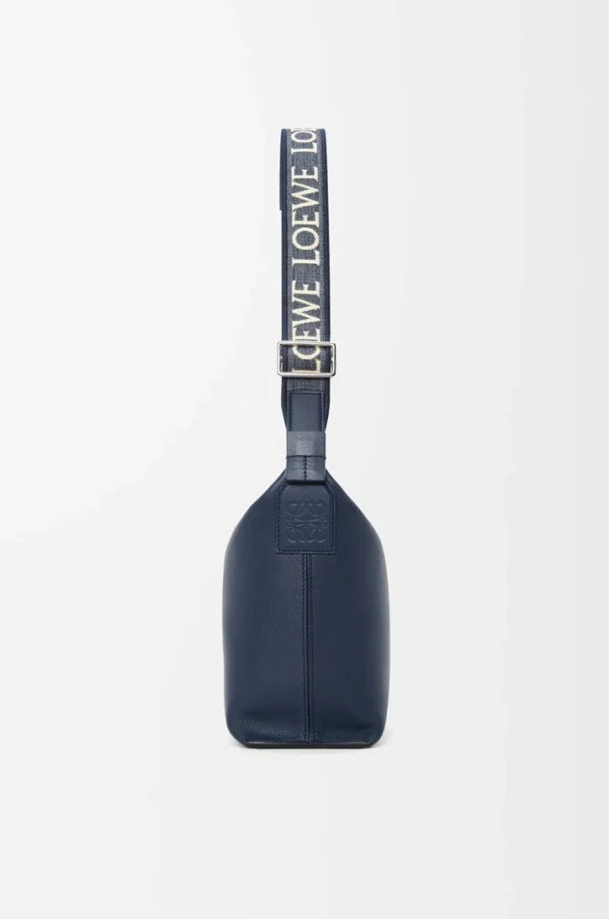 Borsa a tracolla Cubi piccola in morbida pelle di vitello liscia e jacquard Deep Navy