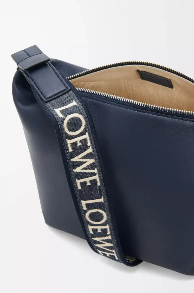 Borsa a tracolla Cubi piccola in morbida pelle di vitello liscia e jacquard Deep Navy