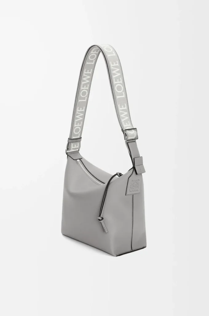 Borsa a tracolla Cubi piccola in morbida pelle di vitello liscia e jacquard grigio asfalto