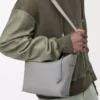 Borsa a tracolla Cubi piccola in morbida pelle di vitello liscia e jacquard grigio asfalto