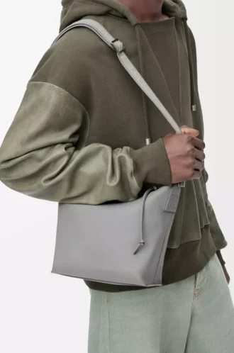 borsa a tracolla cubi piccola in morbida pelle di vitello liscia e jacquard grigio asfalto 2 330x498 - Borsa a tracolla Cubi piccola in morbida pelle di vitello liscia e jacquard grigio asfalto
