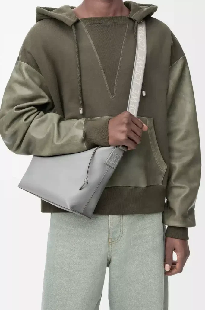Borsa a tracolla Cubi piccola in morbida pelle di vitello liscia e jacquard grigio asfalto