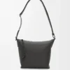 Borsa a tracolla Cubi piccola in morbida pelle di vitello liscia e jacquard grigio scuro Borsa a tracolla Cubi piccola in morbida pelle di vitello liscia e jacquard grigio scuro