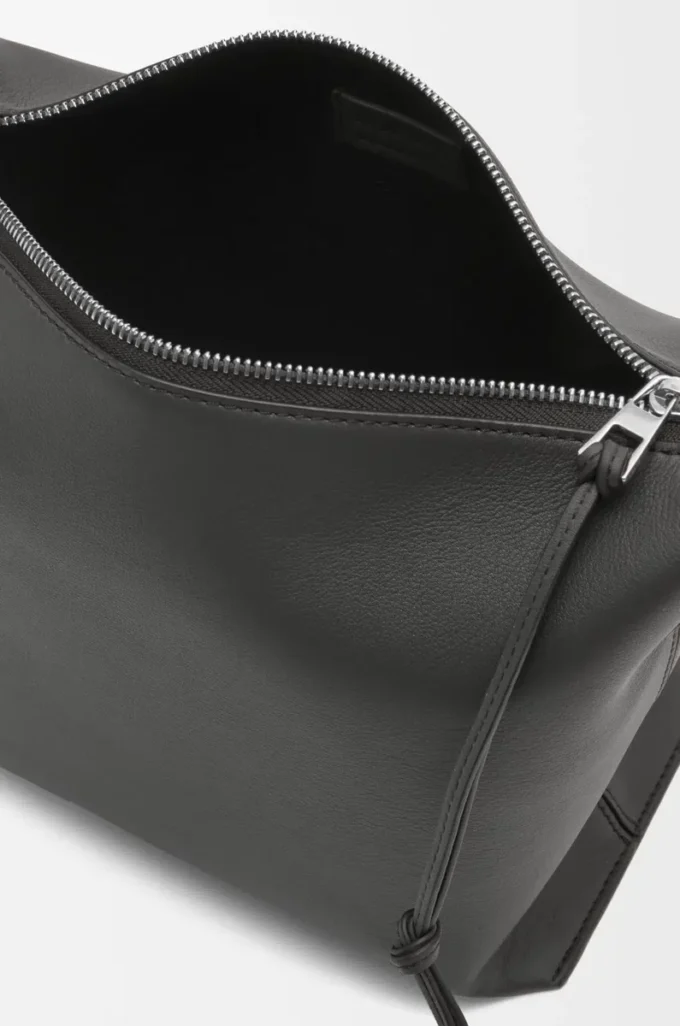 Borsa a tracolla Cubi piccola in morbida pelle di vitello liscia e jacquard grigio scuro Borsa a tracolla Cubi piccola in morbida pelle di vitello liscia e jacquard grigio scuro