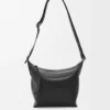 Borsa a tracolla Cubi piccola in morbida pelle di vitello liscia e jacquard nero