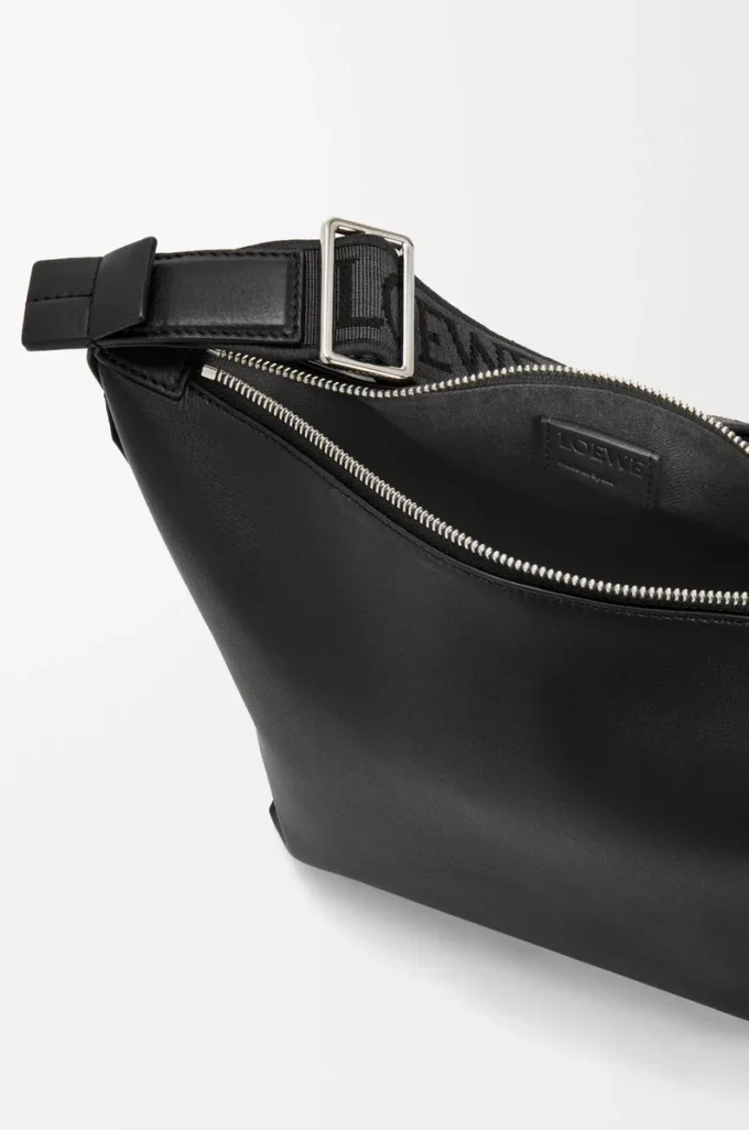 Borsa a tracolla Cubi piccola in morbida pelle di vitello liscia e jacquard nero
