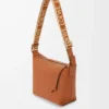 Borsa a tracolla Cubi piccola in morbida pelle di vitello liscia e jacquard Tan