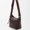 Borsa a tracolla Cubi piccola in morbida pelle di vitello martellata color oxblood