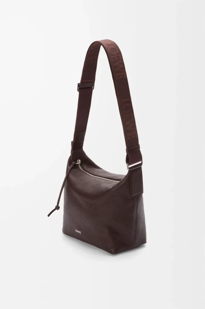 Borsa a tracolla Cubi piccola in morbida pelle di vitello martellata color oxblood