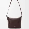 Borsa a tracolla Cubi piccola in morbida pelle di vitello martellata color oxblood