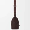 Borsa a tracolla Cubi piccola in morbida pelle di vitello martellata color oxblood