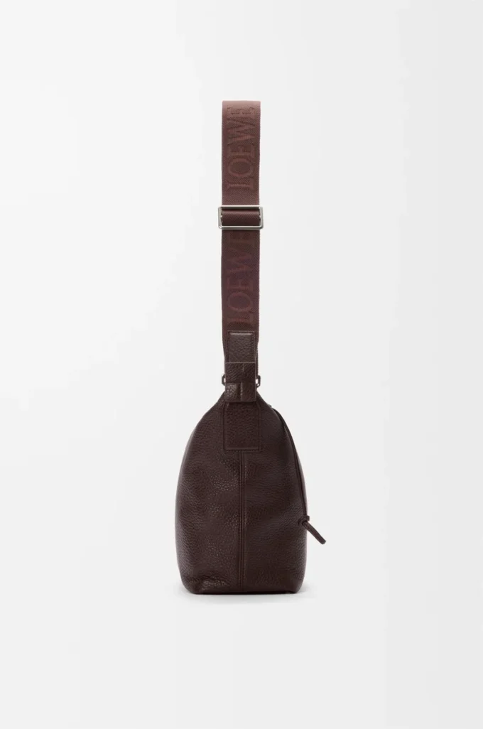 Borsa a tracolla Cubi piccola in morbida pelle di vitello martellata color oxblood
