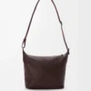 Borsa a tracolla Cubi piccola in morbida pelle di vitello martellata color oxblood