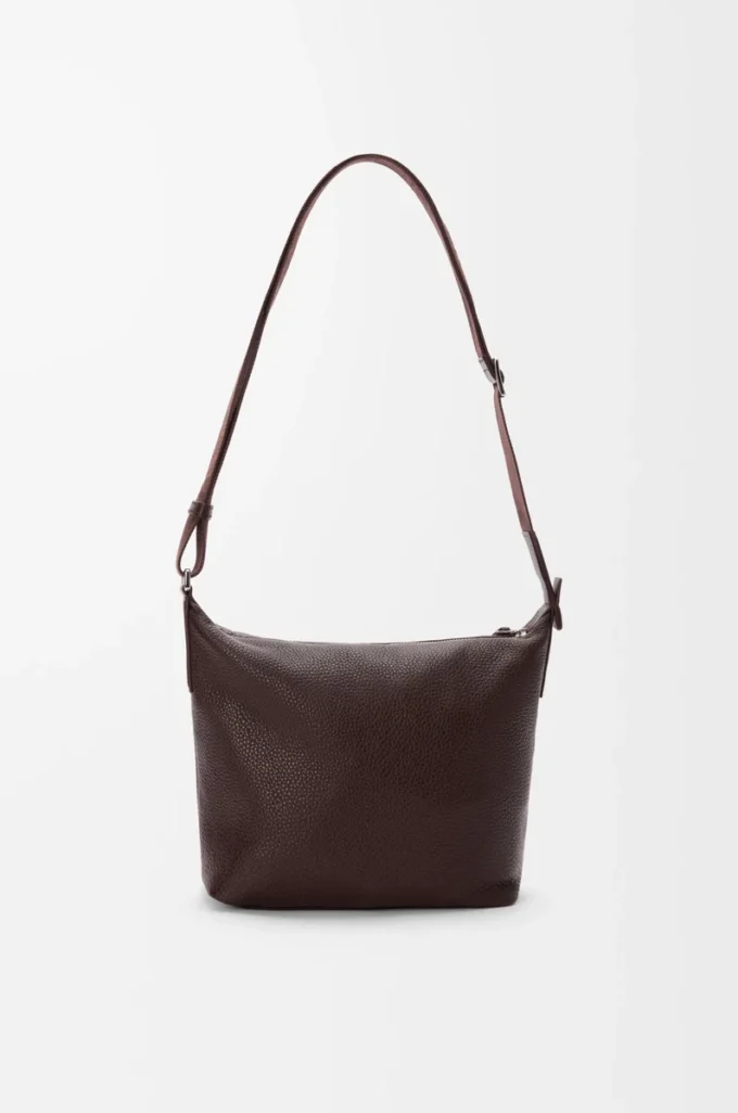 Borsa a tracolla Cubi piccola in morbida pelle di vitello martellata color oxblood