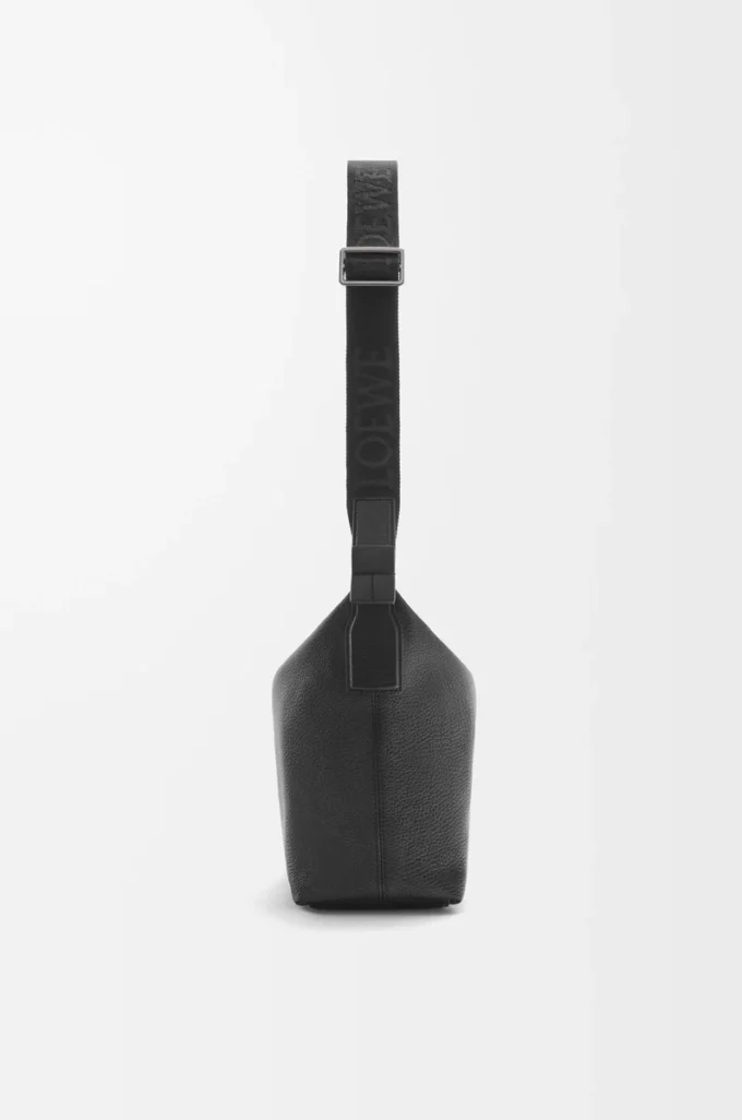 Borsa a tracolla Cubi piccola in morbida pelle di vitello martellata Nero Borsa a tracolla Cubi piccola in morbida pelle di vitello martellata Nero