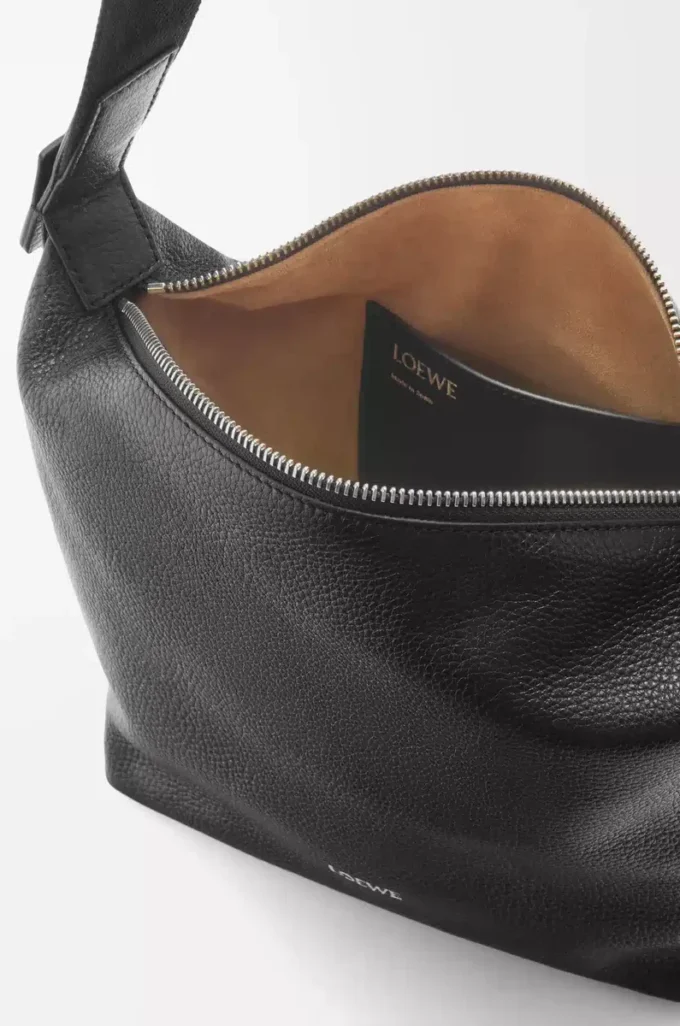 Borsa a tracolla Cubi piccola in morbida pelle di vitello martellata Nero Borsa a tracolla Cubi piccola in morbida pelle di vitello martellata Nero
