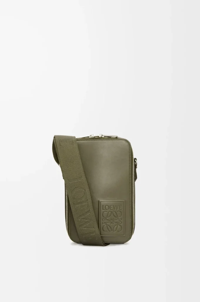 Borsa a tracolla verticale in pelle di vitello satinata verde kaki Borsa a tracolla verticale in pelle di vitello satinata verde kaki