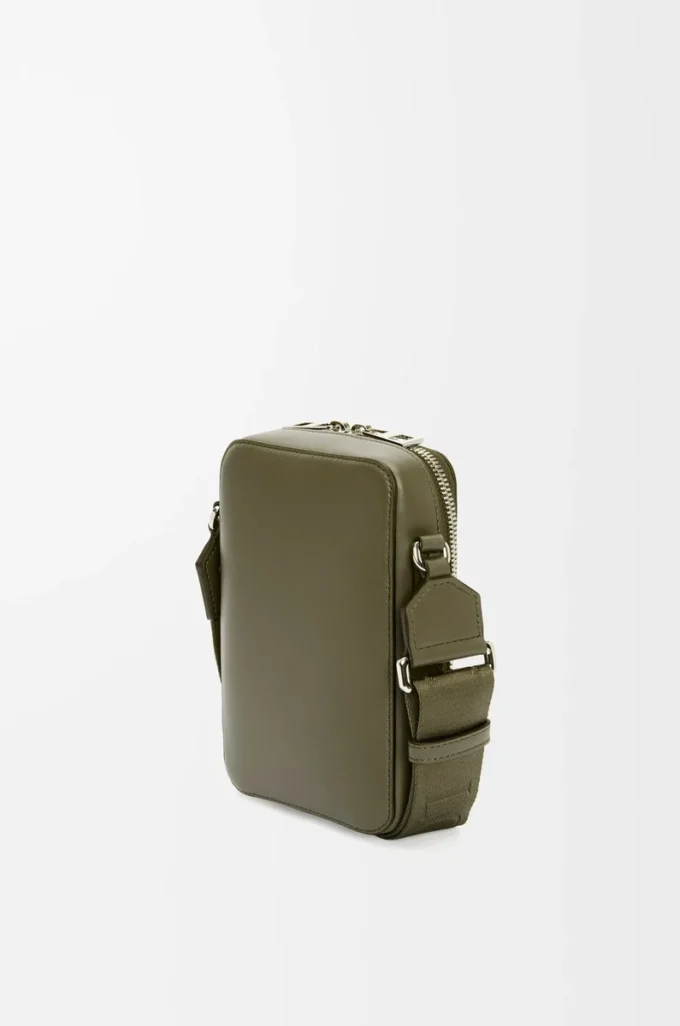 Borsa a tracolla verticale in pelle di vitello satinata verde kaki Borsa a tracolla verticale in pelle di vitello satinata verde kaki