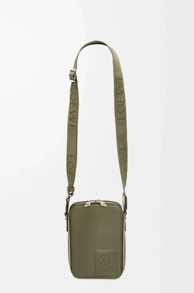 Borsa a tracolla verticale in pelle di vitello satinata verde kaki Borsa a tracolla verticale in pelle di vitello satinata verde kaki
