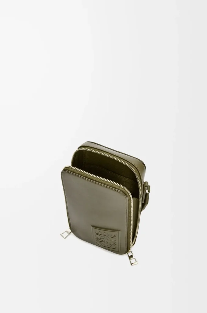 Borsa a tracolla verticale in pelle di vitello satinata verde kaki Borsa a tracolla verticale in pelle di vitello satinata verde kaki