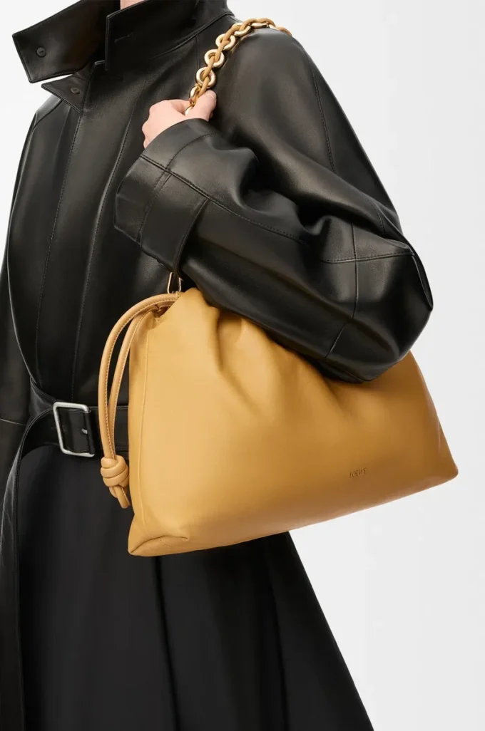 Borsa Flamenco grande in morbida pelle di agnello nappa Sahara Borsa Flamenco grande in morbida pelle di agnello nappa Sahara