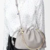 Borsa Flamenco media in morbida pelle di agnello nappa grigio conchiglia