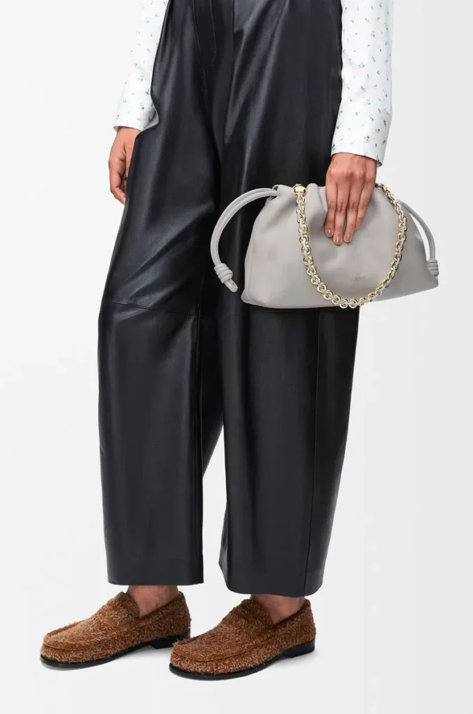 Borsa Flamenco media in morbida pelle di agnello nappa grigio conchiglia