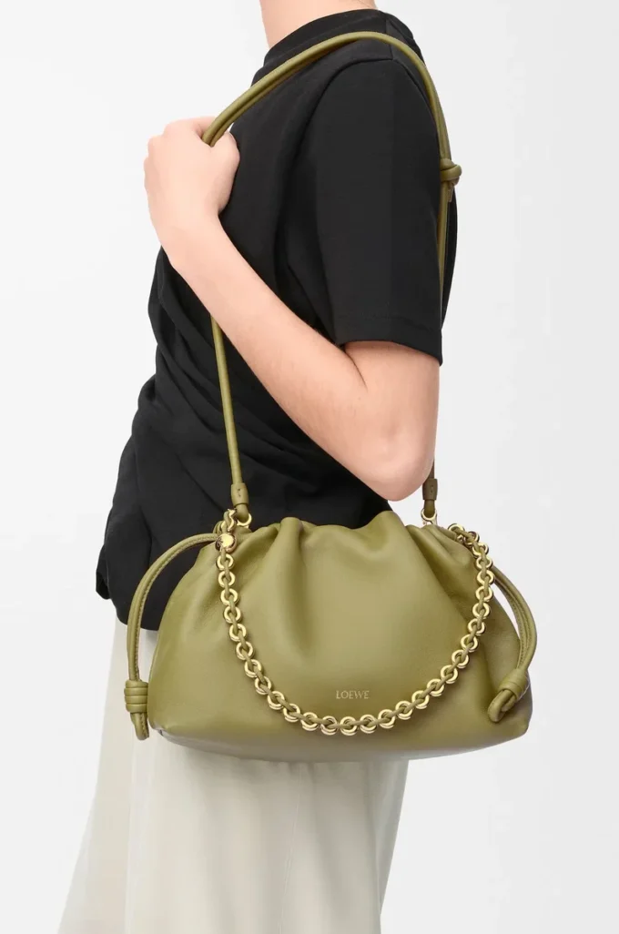 Borsa Flamenco media in morbida pelle di agnello nappa verde muschio chiaro