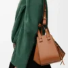 Borsa Hammock compatta in classica pelle di vitello marrone chiaro