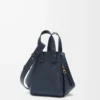 Borsa Hammock compatta in morbida pelle di vitello martellata Blu navy intenso