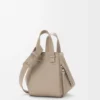 Borsa Hammock compatta in morbida pelle di vitello martellata Clay Borsa Hammock compatta in morbida pelle di vitello martellata Clay