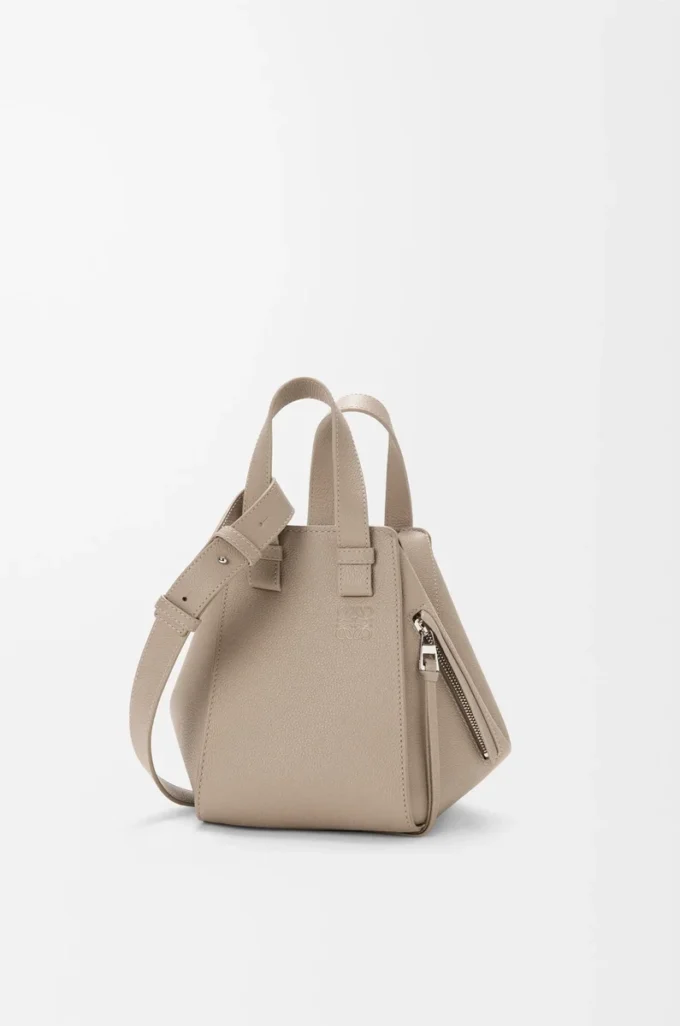 Borsa Hammock compatta in morbida pelle di vitello martellata Clay Borsa Hammock compatta in morbida pelle di vitello martellata Clay