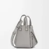 Borsa Hammock compatta in morbida pelle di vitello martellata grigio perla