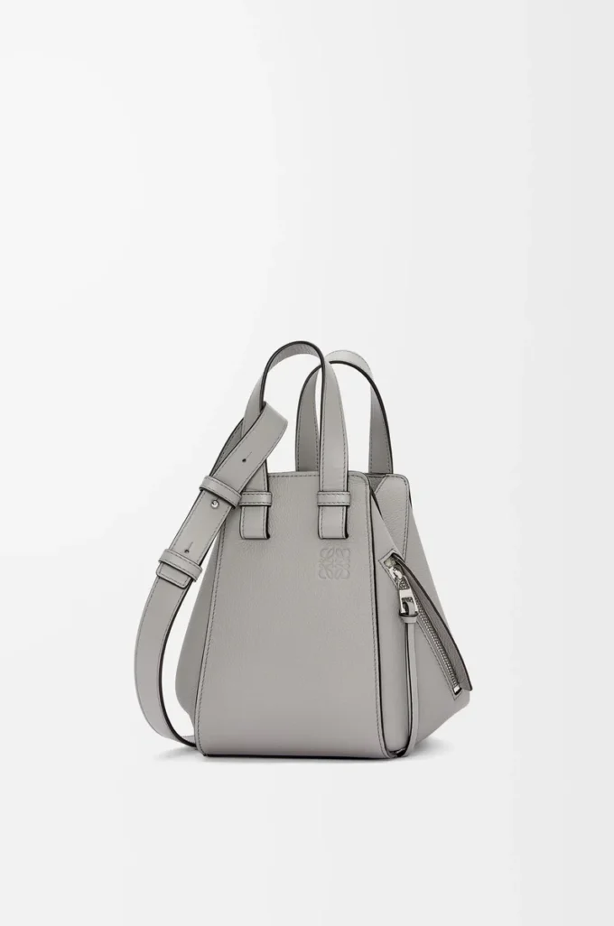 Borsa Hammock compatta in morbida pelle di vitello martellata grigio perla